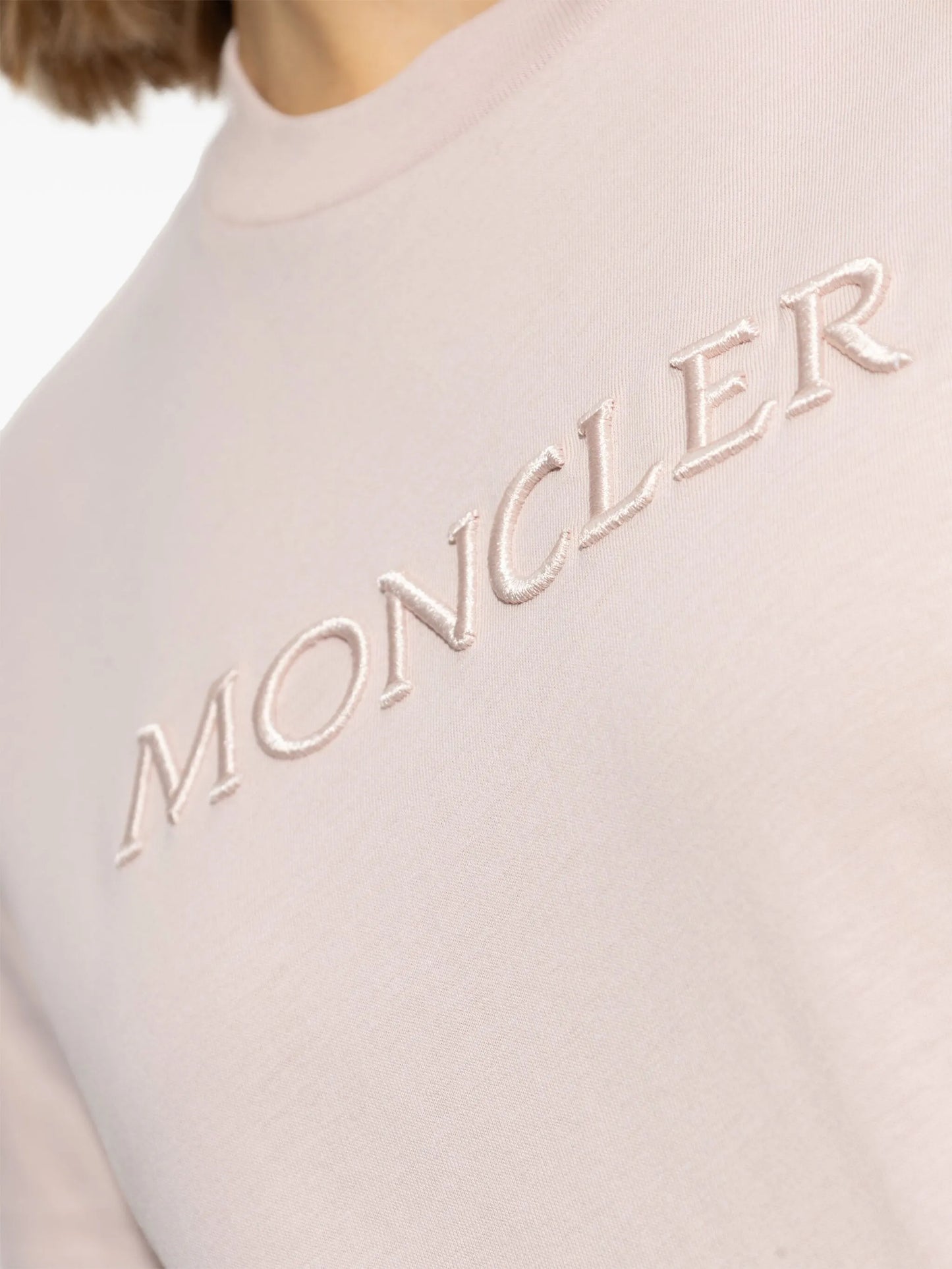 Tシャツ・カットソー MONCLER WOMEN Embroidered Tonal Logo Cotton T-Shirt Blush Pi MONCLER WOMEN Embroidered Tonal Logo Cotton T-Shirt Blush