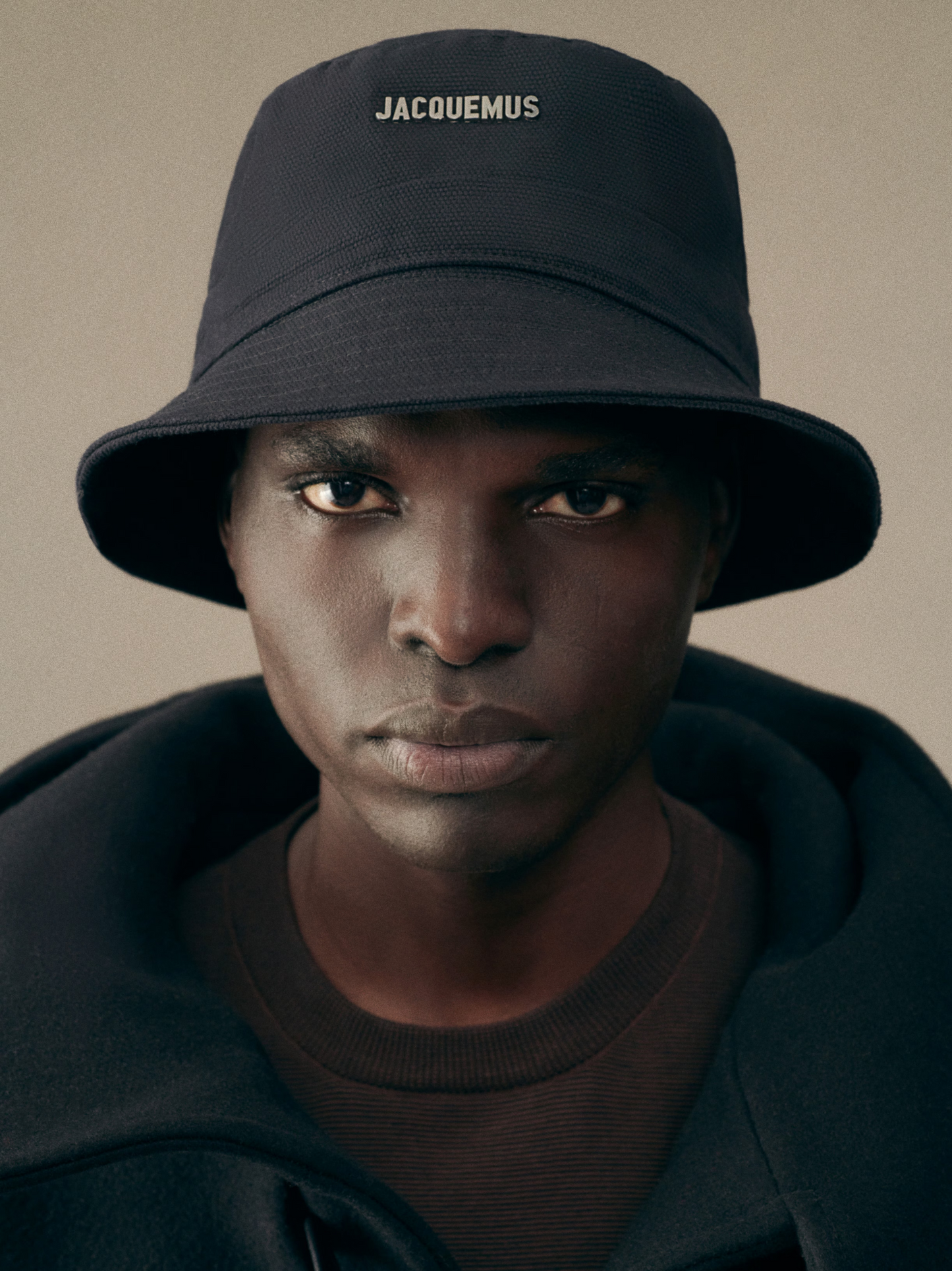 JACQUEMUS The Gadjo Bucket Hat Black – MAISONDEFASHION.COM JACQUEMUS The Gadjo Bucket Hat Black – MAISONDEFASHION.COM