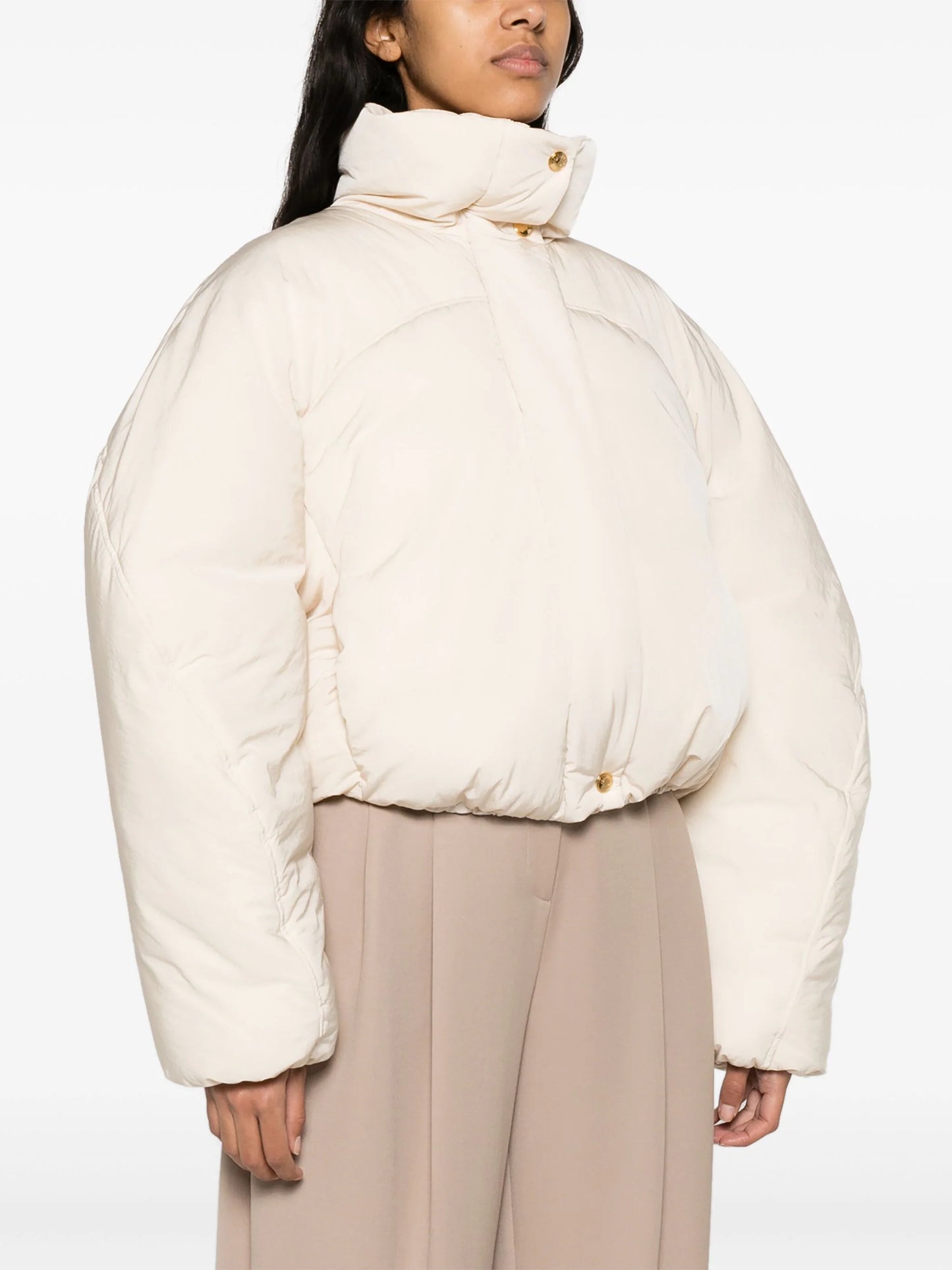 ダウンジャケット・コート JACQUEMUS WOMEN La Doudoune Courte Caraco Jacket Beige JACQUEMUS WOMEN La Doudoune Courte Caraco Jacket Beige