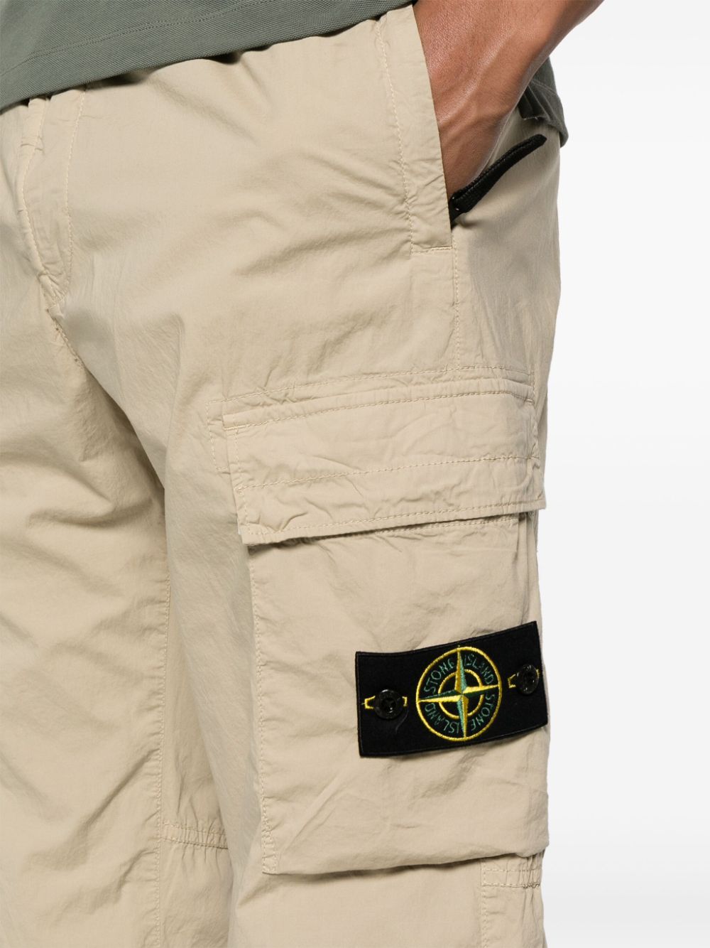 STONE ISLAND MEN Compass Badge Mid-Rise Tapered Cargo Trousers Sand - MAISONDEFASHION.COM