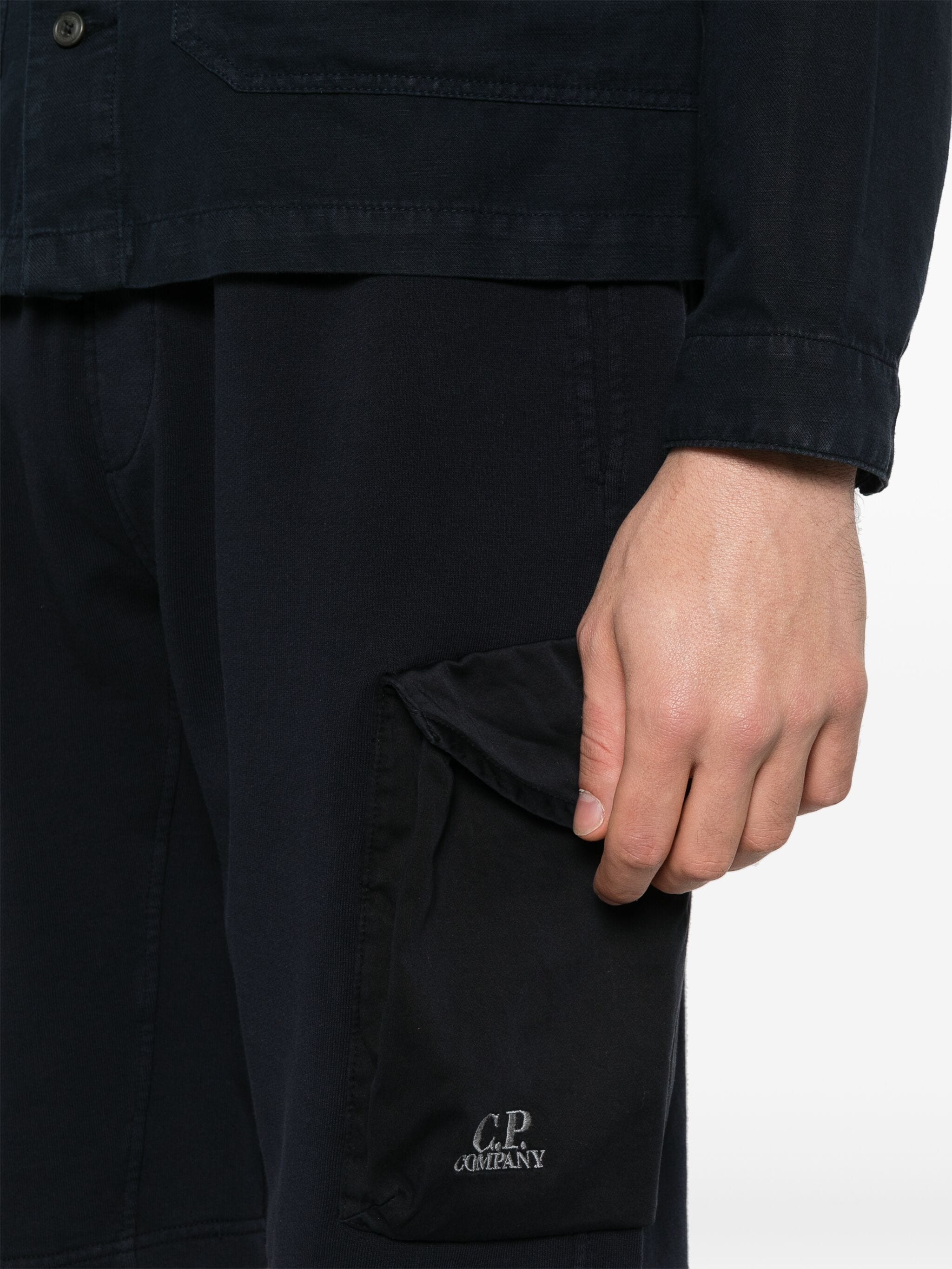 ハーフ・ショートパンツ C.P. COMPANY Logo Embroidered Cotton Fleece Cargo Shorts Nav C.P. COMPANY Logo Embroidered Cotton Fleece Cargo Shorts