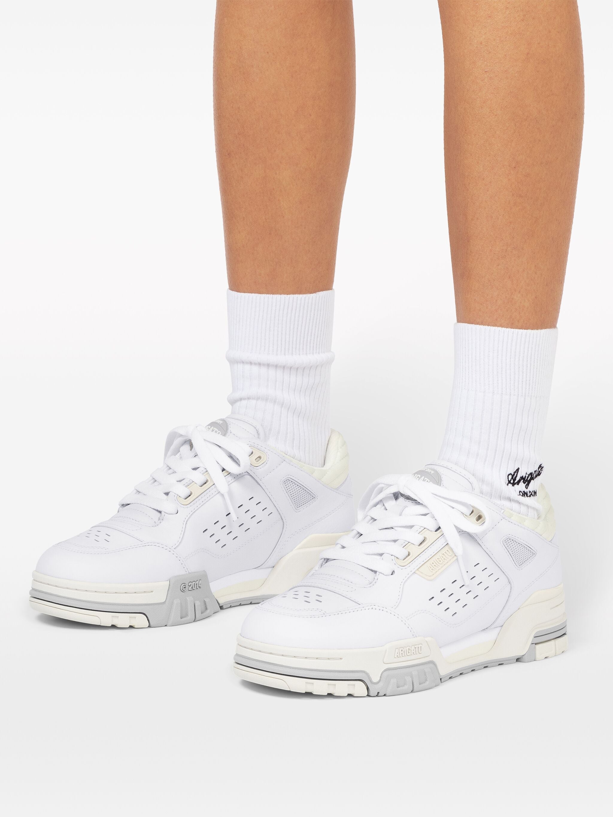 【関税込み】Axel Arigato ホワイト&ベージュ Onyx スニーカー AXEL ARIGATO WOMEN Onyx Sneaker White/Beige