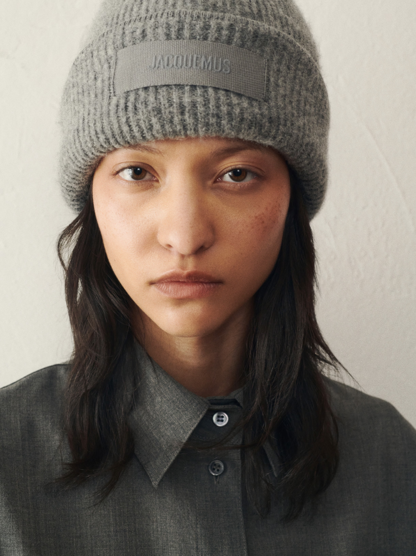 JACQUEMUS The Gros Grain Beanie Dark Grey – MAISONDEFASHION.COM JACQUEMUS The Gros Grain Beanie Dark Grey – MAISONDEFASHION.COM