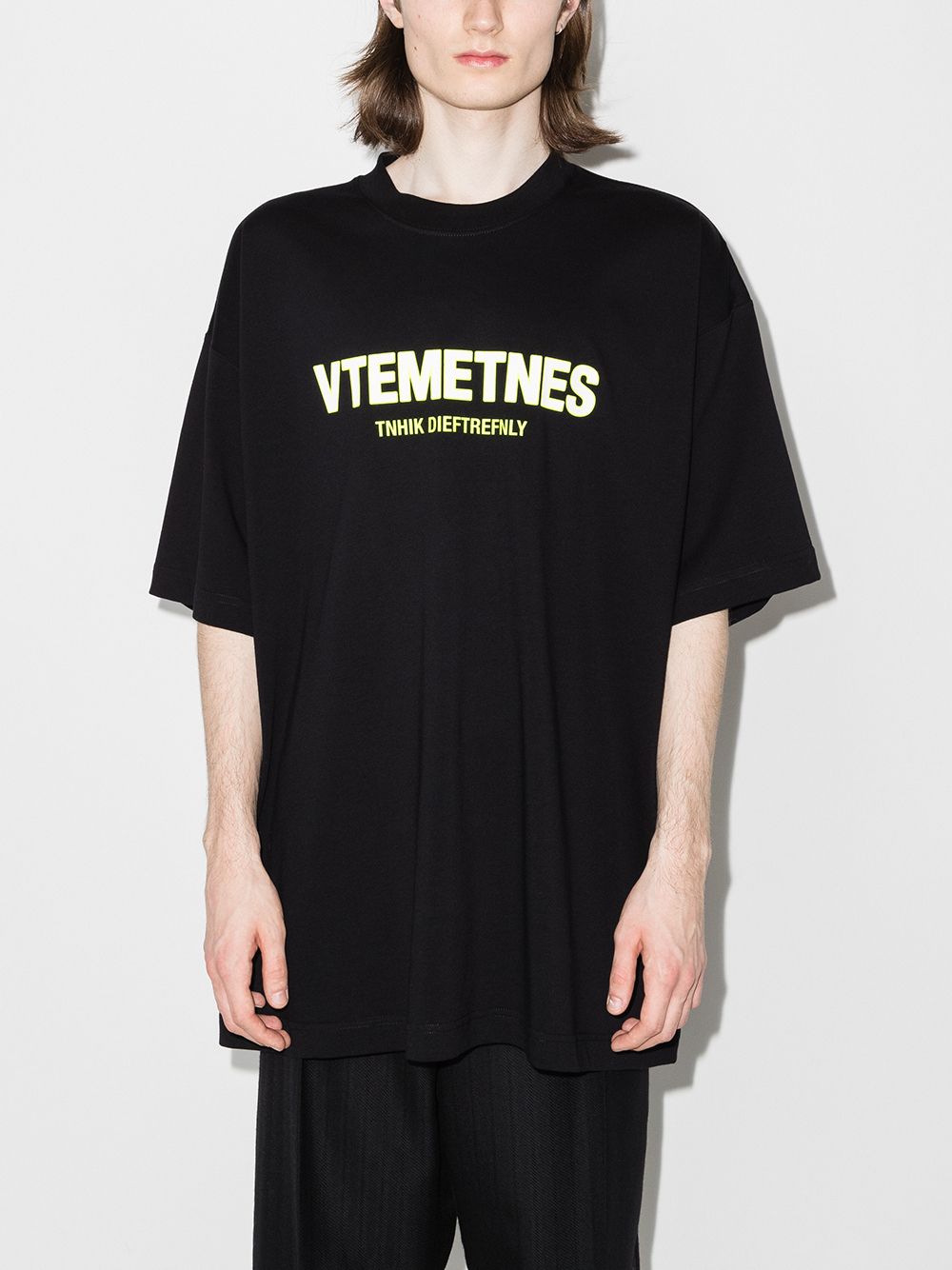 VETEMENTS Think Differently VTEMETNES T-Shirt Black - MAISONDEFASHION.COM