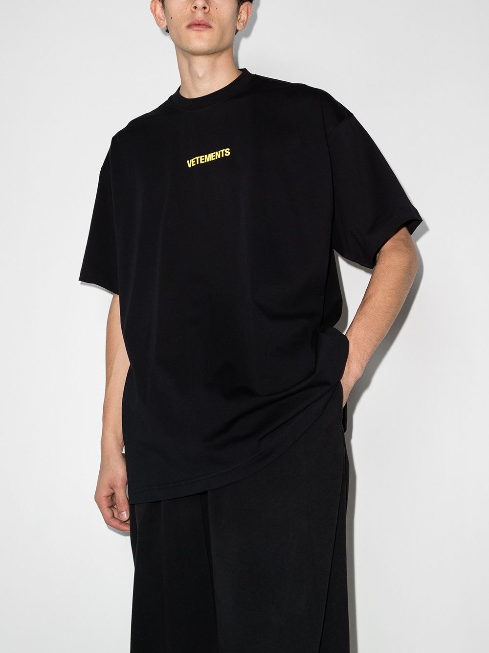 VETEMENTS Logo T-Shirt Black - MAISONDEFASHION.COM