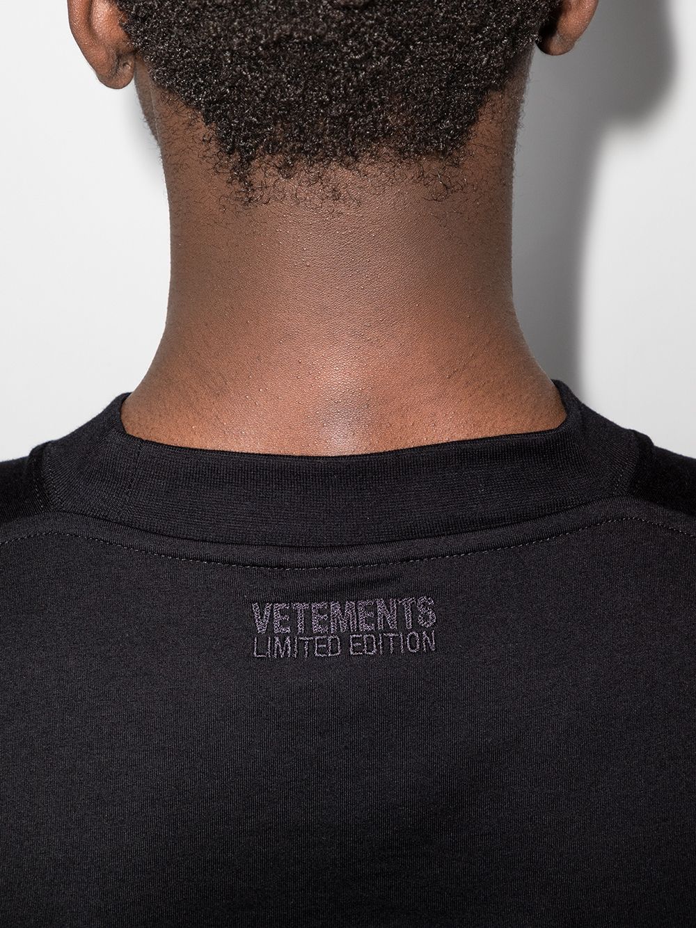 VETEMENTS Does Wear VETEMENTS T-Shirt Black - MAISONDEFASHION.COM