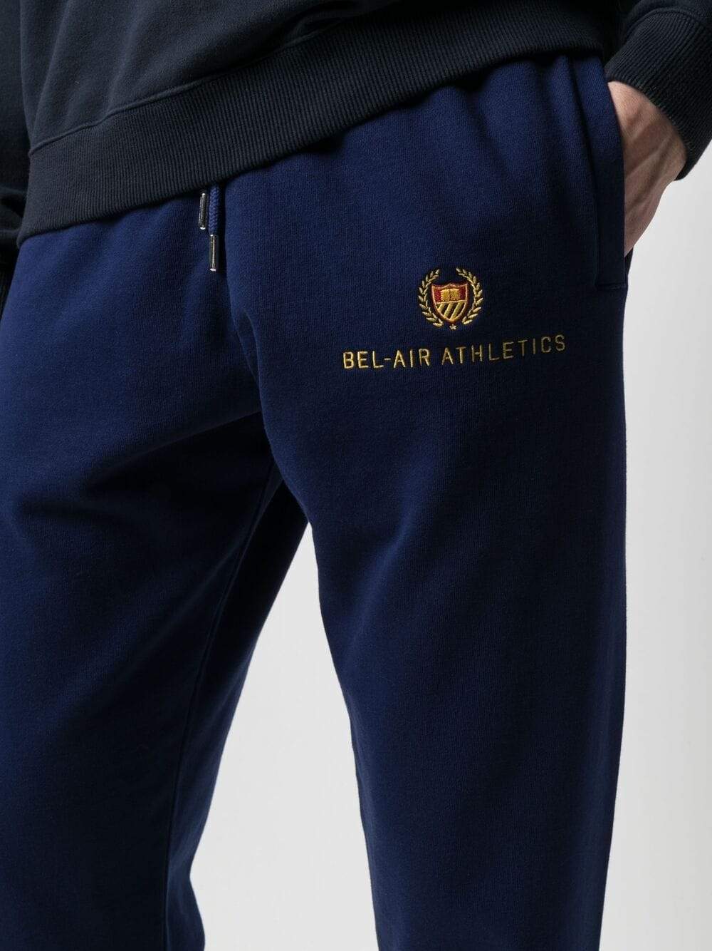 BEL-AIR ATHLETICS Academy Crest Sweatpants Navy - MAISONDEFASHION.COM